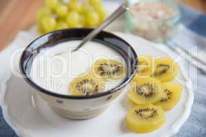 Joghurt mit Müsli und Früchten