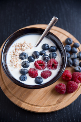 Joghurt mit Müsli und Früchten