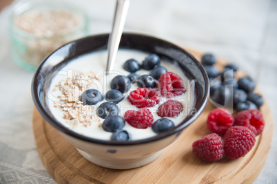 Joghurt mit Müsli und Früchten