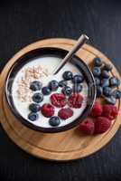 Joghurt mit Müsli und Früchten