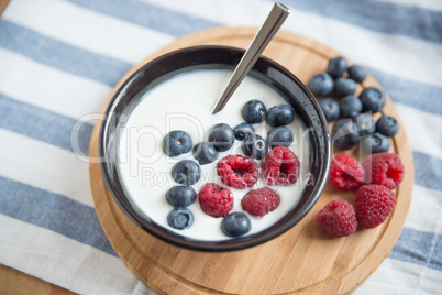 Joghurt mit Müsli und Früchten