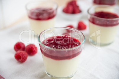 Panna Cotta mit Beeren