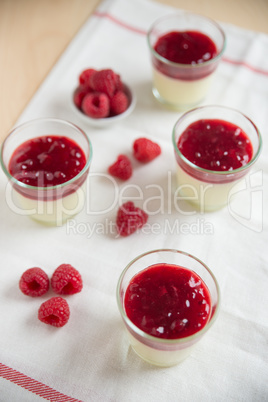 Panna Cotta mit Beeren