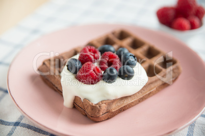 Schokoladenwaffeln mit frischen Beeren