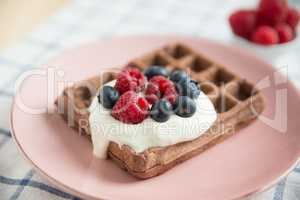 Schokoladenwaffeln mit frischen Beeren