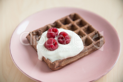 Schokoladenwaffeln mit frischen Beeren