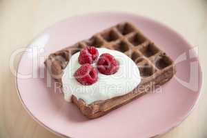 Schokoladenwaffeln mit frischen Beeren