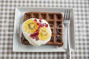 Schokoladenwaffeln mit frischen Beeren