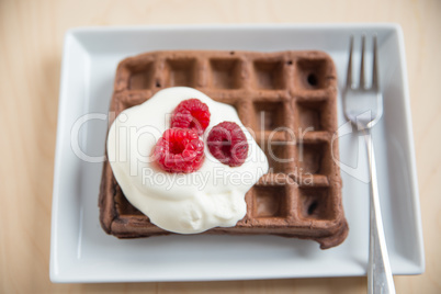 Schokoladenwaffeln mit frischen Beeren