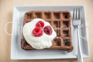 Schokoladenwaffeln mit frischen Beeren