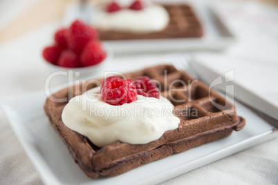 Schokoladenwaffeln mit frischen Beeren