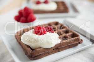 Schokoladenwaffeln mit frischen Beeren