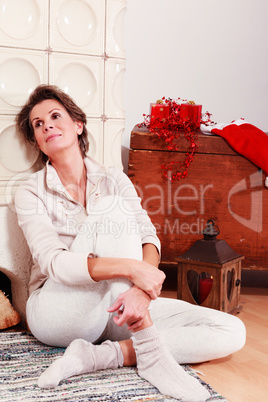 Entspannte Seniorin an Weihnachten