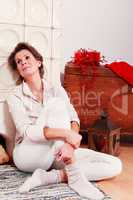 Entspannte Seniorin an Weihnachten