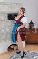 Bayerisches Mädchen mit Kurven im Dirndl