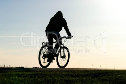 Fahrradfahrer als Silhouette