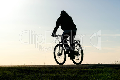 Fahrradfahrer als Silhouette