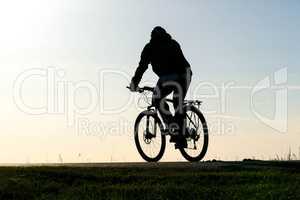 Fahrradfahrer als Silhouette