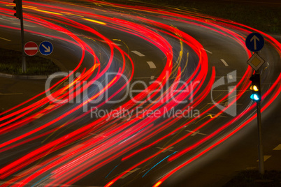 Rote Lichtstreifen von Autoverkehr in der Nacht