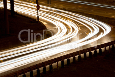 Weiße Lichtstreifen von Autos in der Nacht