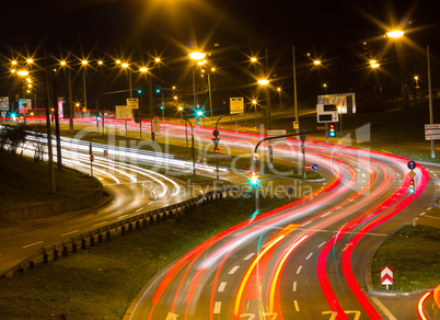 Straßenkreuzung mit Lichtstreifen von Autos