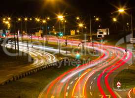 Straßenkreuzung mit Lichtstreifen von Autos