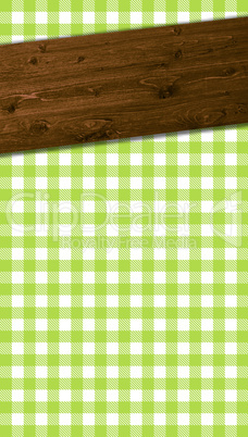 Grüne Tischdecke mit Holzbalken