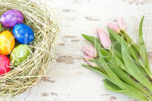 Rosa Tulpen und Ostereier im Nest