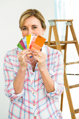 woman showing color samples