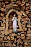 Jesusfigur im Holzstoß