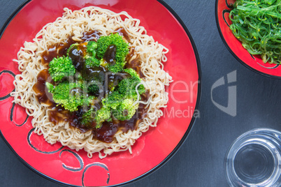 Brokkolie mit Mie Nudeln Austernsause und Algensalat 03