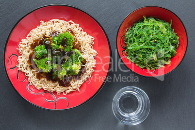 Brokkolie mit Mie Nudeln Austernsause und Algensalat 02