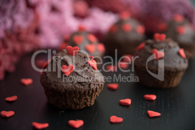 Schokoladen Cupcakes mit Zucker Herzen