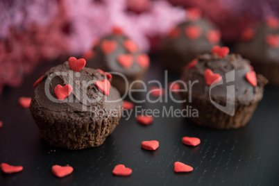 Schokoladen Cupcakes mit Zucker Herzen