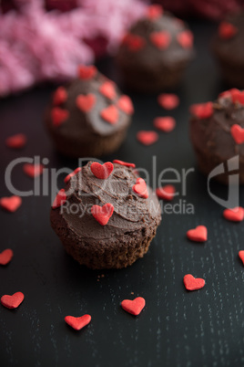 Schokoladen Cupcakes mit Zucker Herzen