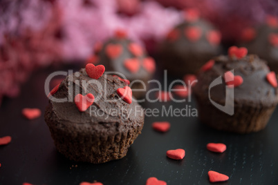 Schokoladen Cupcakes mit Zucker Herzen