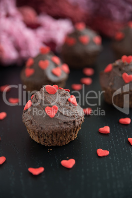 Schokoladen Cupcakes mit Zucker Herzen