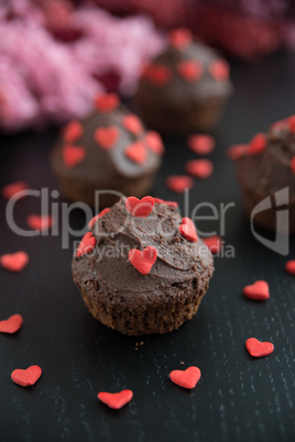 Schokoladen Cupcakes mit Zucker Herzen