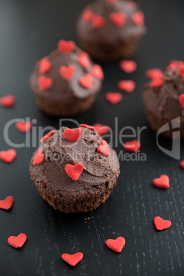 Schokoladen Cupcakes mit Zucker Herzen