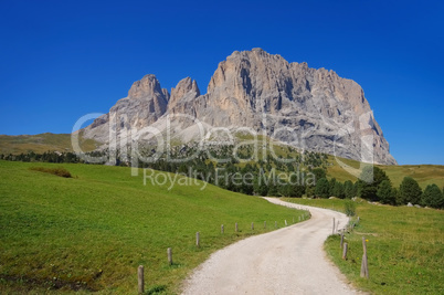 Langkofel in Dolomiten - mountains Langkofel in Dolomites