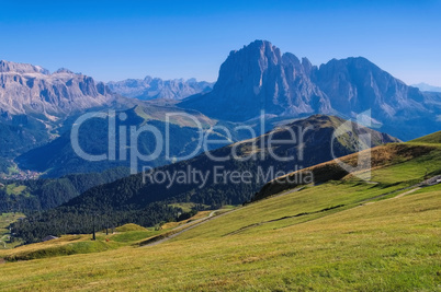 Langkofel und Plattkofel in Dolomiten - mountains Langkofel and Plattkofel in Dolomites