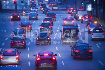 Straßenverkehr am Abend in Hamburg, Deutschland