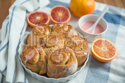 Hefeteilchen mit Orangenglasur