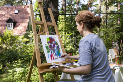 Frau beim Malen mit Malspachtel, woman painting with palette kni