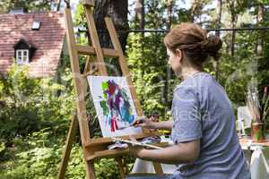 Frau beim Malen mit Malspachtel, woman painting with palette kni