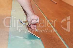 Laying laminate flooring