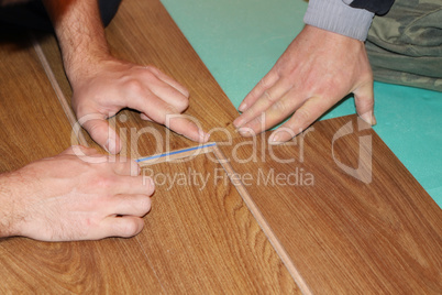 Laying laminate flooring