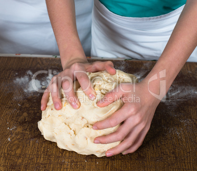 Kind beim Kekse backen