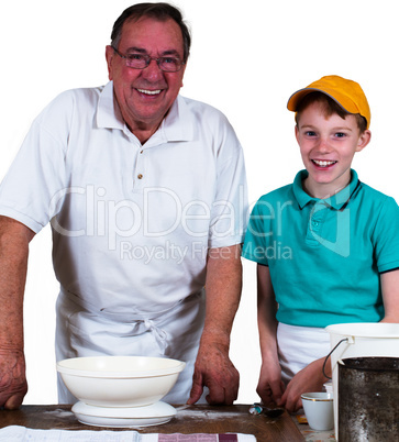 Bäcker und Kind beim Plätzchen backen