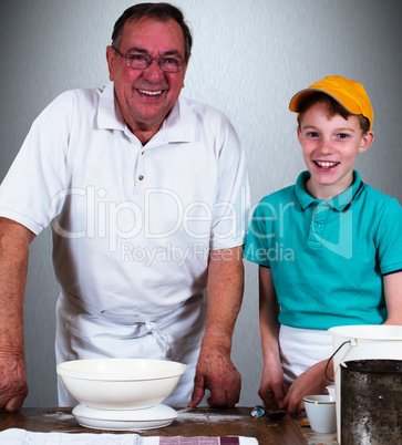 Bäcker und Kind beim Plätzchen backen